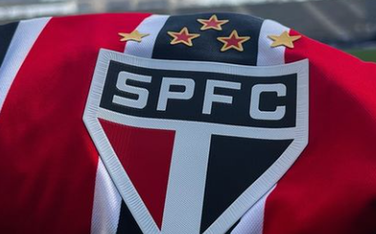 Balão dirigível com símbolo do São Paulo cai em Osasco