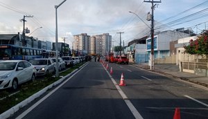 Após incêndio atingir prédio comercial, trânsito é parcialmente bloqueado na Zona Sul de Aracaju