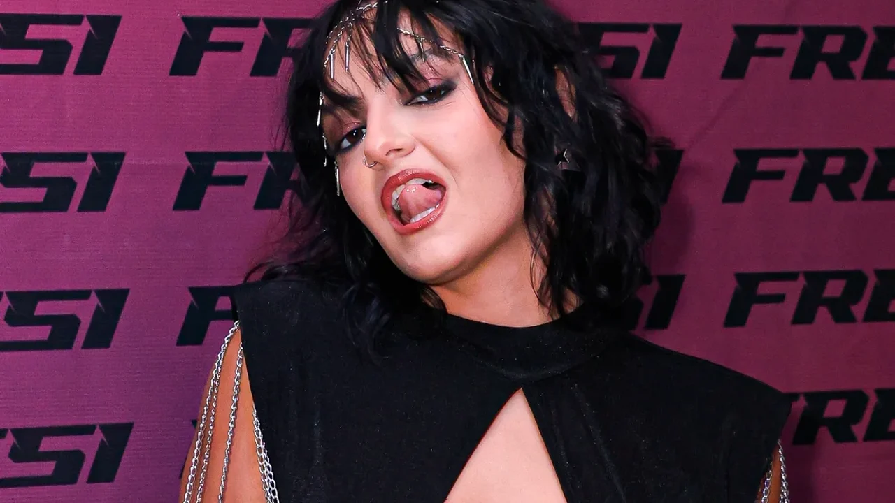 Conheça Camila Paredes, cantora, compositora e atriz que transformou sua reconstrução pessoal em arte
