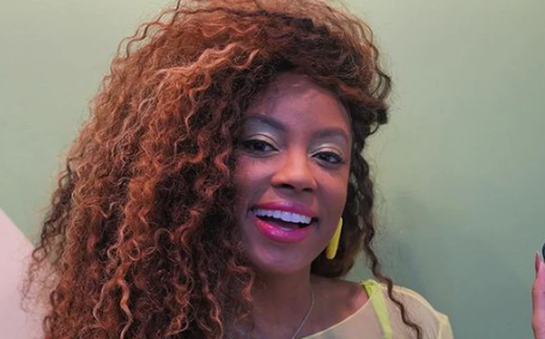 Lumena debocha de Nego Di com megafone em porta de delegacia: 'Ressignifique sua jornada'; veja