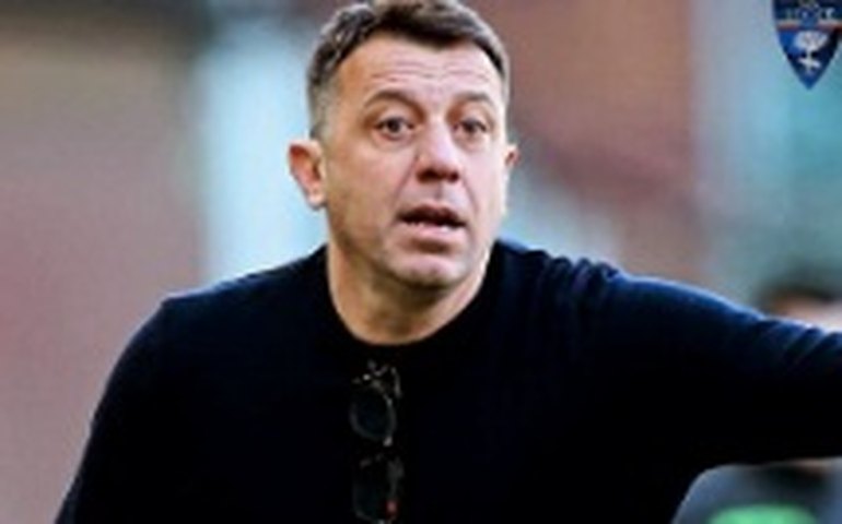 Técnico do Lecce acerta cabeçada em jogador rival na Itália; veja imagem