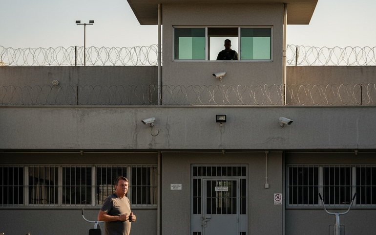 Moraes autoriza transferência de Bolsonaro para a 'Papudinha' com mais benefícios