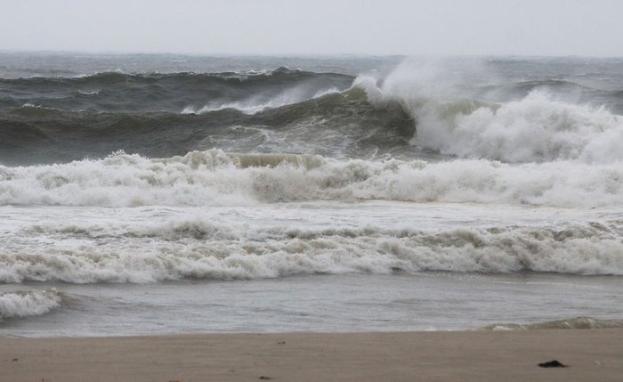 Ventania e grandes ondas devem atingir Alagoas nos próximos dias