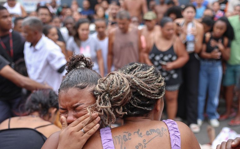 Ativistas denunciam 'massacre' em ação policial no Rio