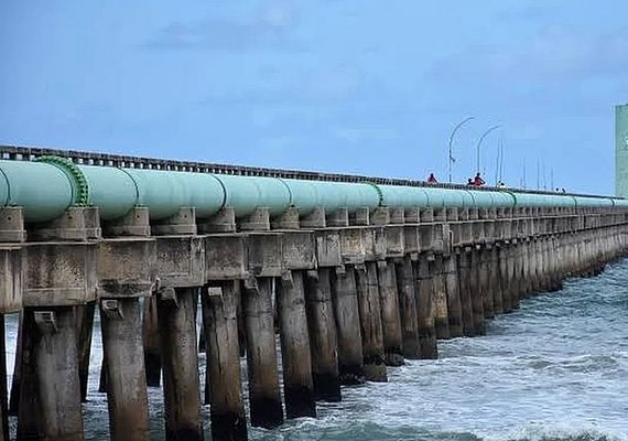 Jovem é resgatado após saltar de emissário submarino na Praia da Avenida, em Maceió