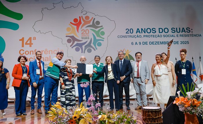 Lula defende repasses fixos à Assistência Social e é aclamado por criar o SUAS