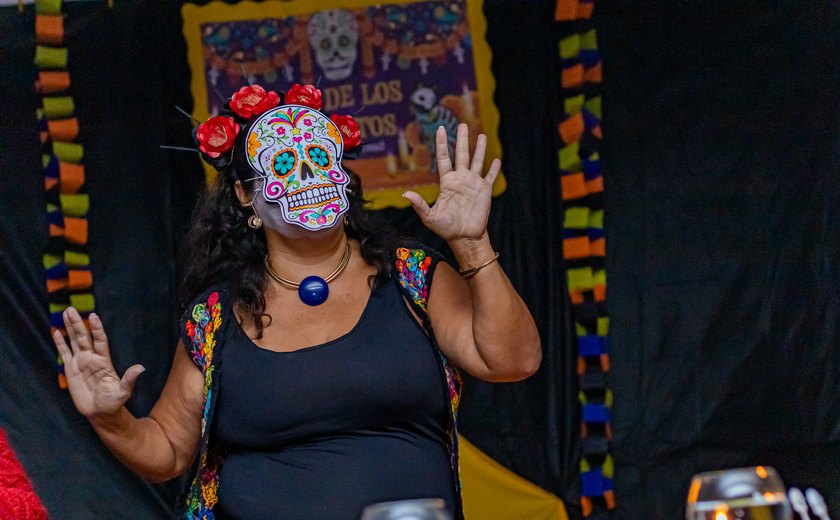 Alunos do curso de Espanhol da Educação Municipal celebram o Dia de Los Muertos