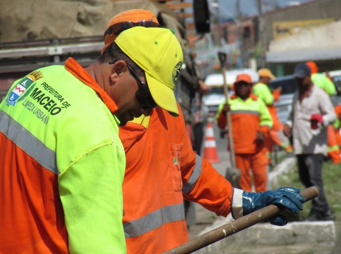 Equipes de limpeza seguem com ações em diversos bairros