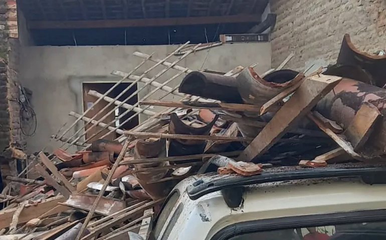 Casa desaba deixando idoso ferido e população alarmada; moradores culpam mineradora