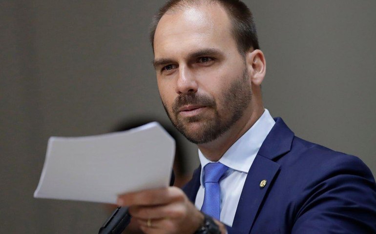 Para Lula, Eduardo Bolsonaro não pode exercer mandato dos EUA e deve ser cassado