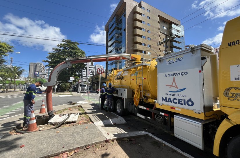Avenida Sandoval Arroxelas recebe serviços de manutenção de drenagem