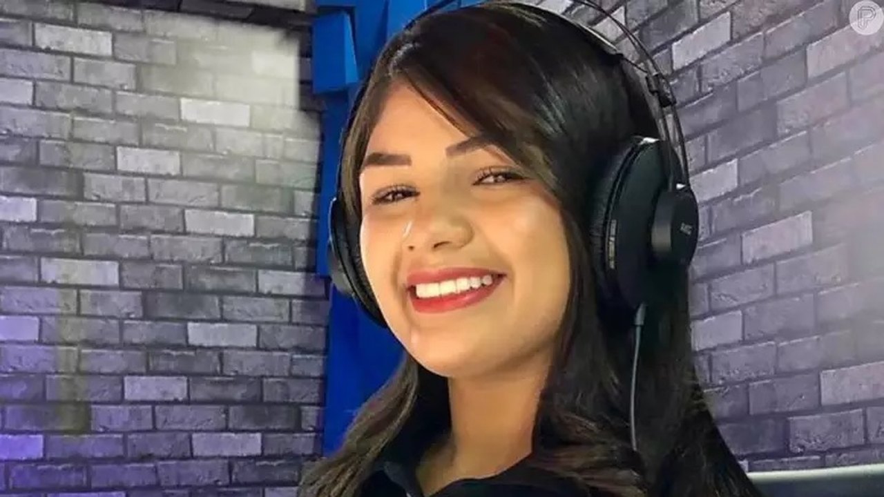 Cantora Vivi Araújo morre em acidente de carro aos 22 anos