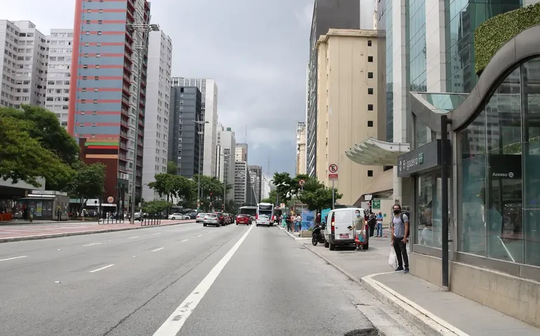 Terceirizados da Enel gravam vídeo de dança na Paulista durante crise de energia