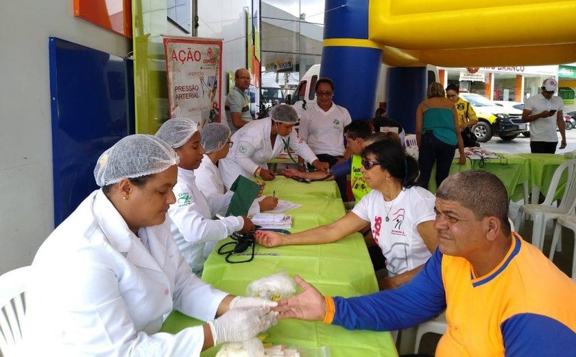 Prefeitura de Arapiraca e Detran fazem blitz educativa de trânsito e saúde pré-carnavalescas