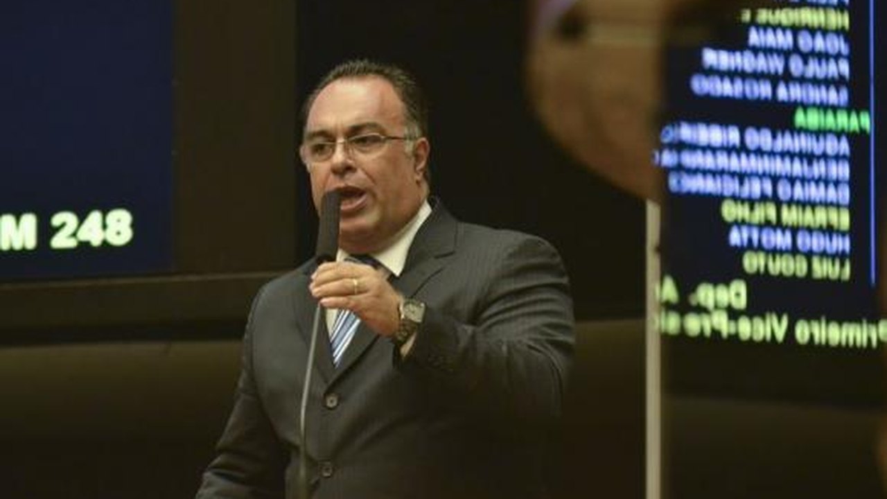 Câmara aprova cassação do deputado André Vargas