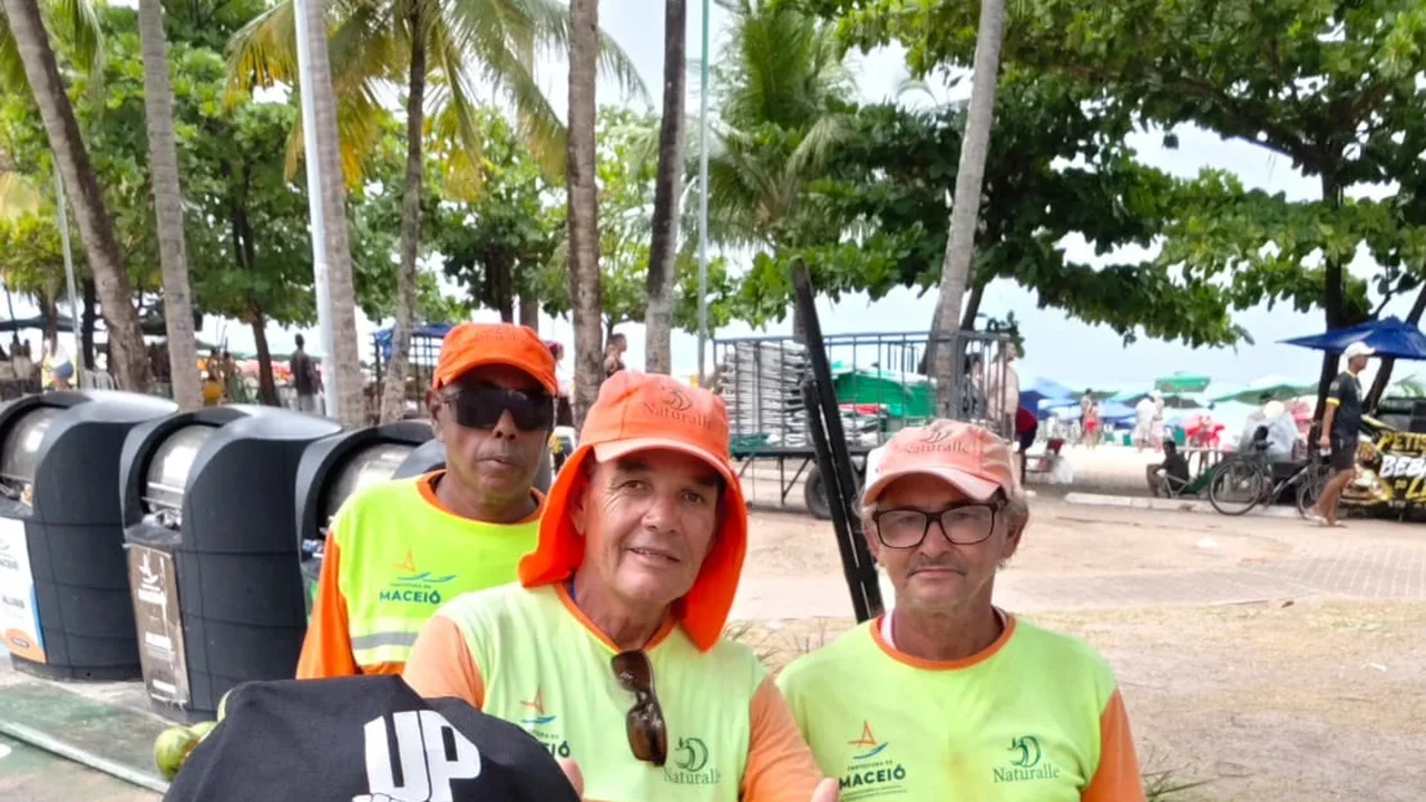 Lenilda Luna realiza panfletagem na orla de Ponta Verde e defende o fim do domínio das oligarquias em Alagoas
