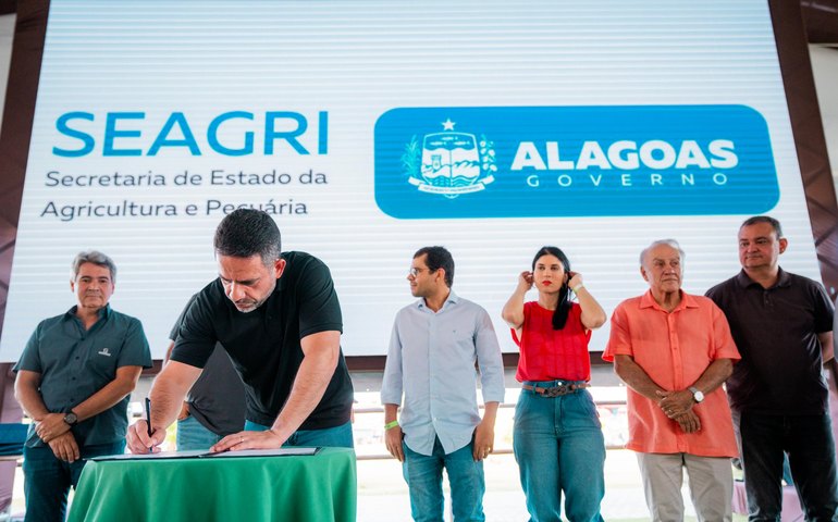 Paulo Dantas assina decreto que isenta pecuaristas de Alagoas de pagamento do ICMS