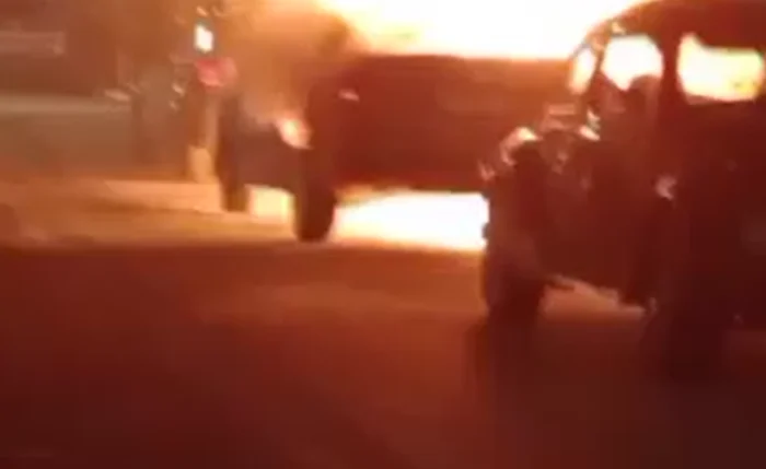 Carro pegou fogo no bairro da Ponta Grossa, em Maceió Carro pegou fogo no bairro da Ponta Grossa, em Maceió