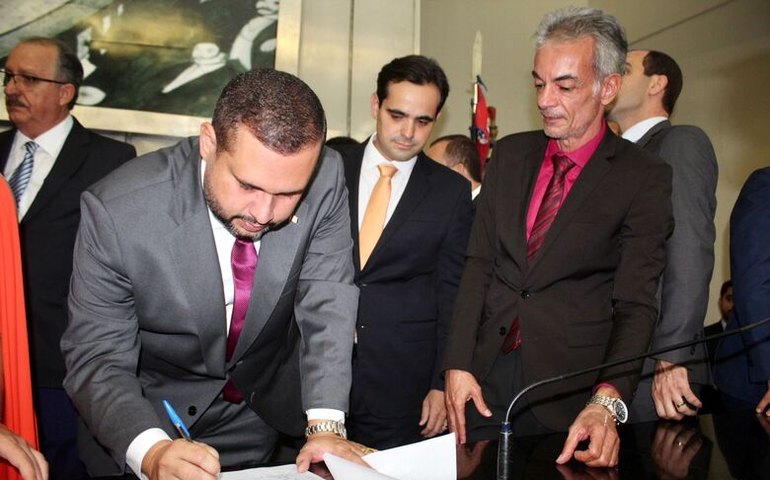 Fernando Pereira toma posse como deputado estadual defendendo olhar especial para os municípios