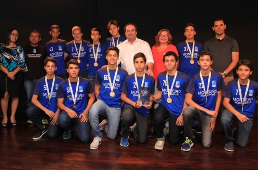 Escolas destaque no esporte são homenageadas pelo Governo do Estado