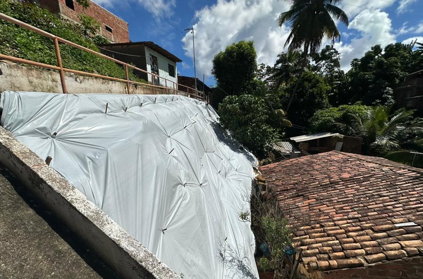 Maceió intensifica proteção de encostas com aplicação preventiva de lonas