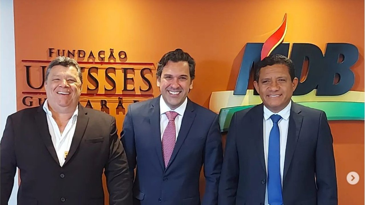 Em Brasília, prefeito coloca ex-deputado 'debaixo do braço' como provável nome para 2024  