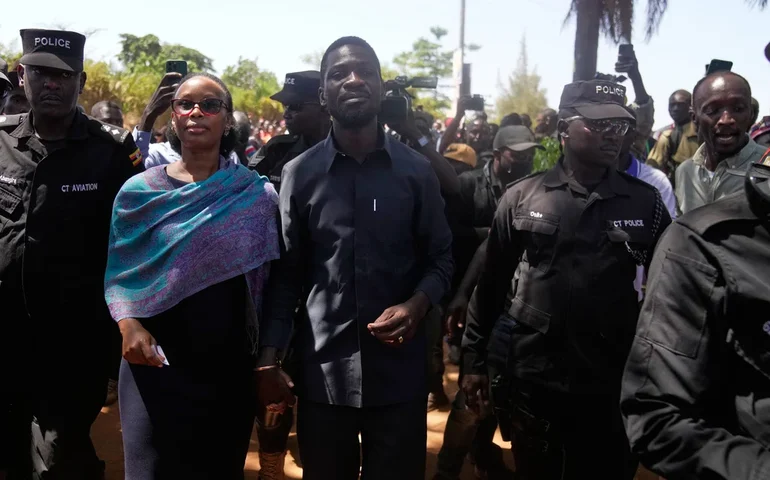 Esposa do líder da oposição de Uganda descreve o momento em que homens armados a atacaram em casa