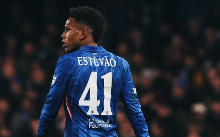 Estêvão marca golaço e Chelsea domina Barcelona em Stamford Bridge