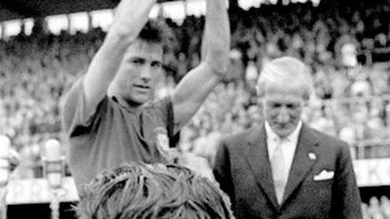Morre Bellini, o capitão brasileiro que eternizou gesto com a taça na Copa de 58