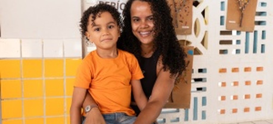 Ryan Guilherme e sua mãe Poliane Domingos. Foto: Victor Vercant/Secom Maceió