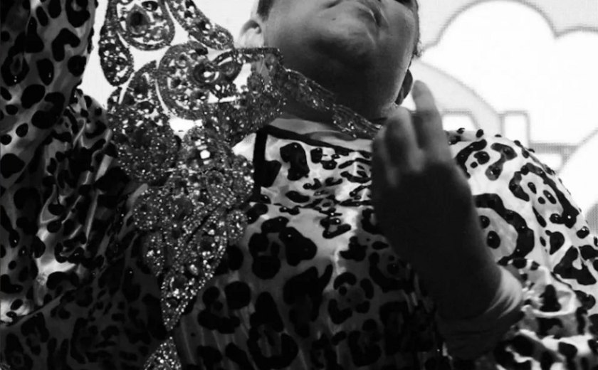 Drag alagoana Rebeca Big Mac celebra cultura e diversidade com show gratuito em Maceió