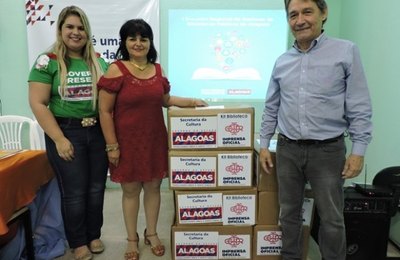 Secretaria de Cultura entrega 750 livros para bibliotecas públicas do Sertão