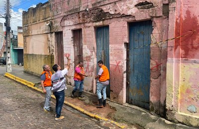 Técnicos da prefeitura de Palmeira dos Índios vistoriam imóveis na Cafurna