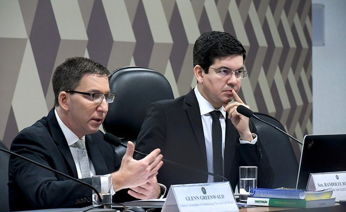 O jornalista Glenn Greenwald, do site The Intercept Brasil, e o senador Randolfe Rodrigues, que propôs a audiência