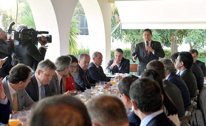 Presidente Davi Alcolumbre em encontro com governadores no mês de maio.
