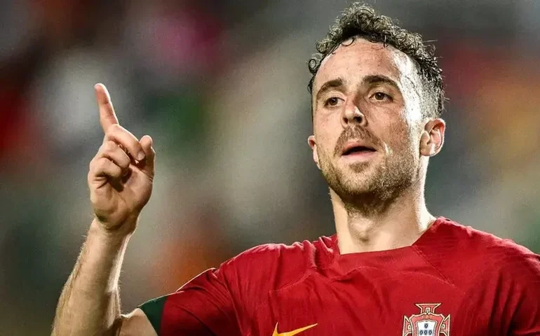 Artista inglês faz mural em homenagem a Diogo Jota perto do estádio do Liverpool