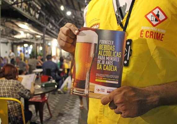 Operação conscientiza população sobre proibição da venda de bebidas para adolescentes