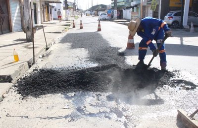 Rua Santa Luzia, no Tabuleiro do Martins, recebe serviços de tapa-buraco