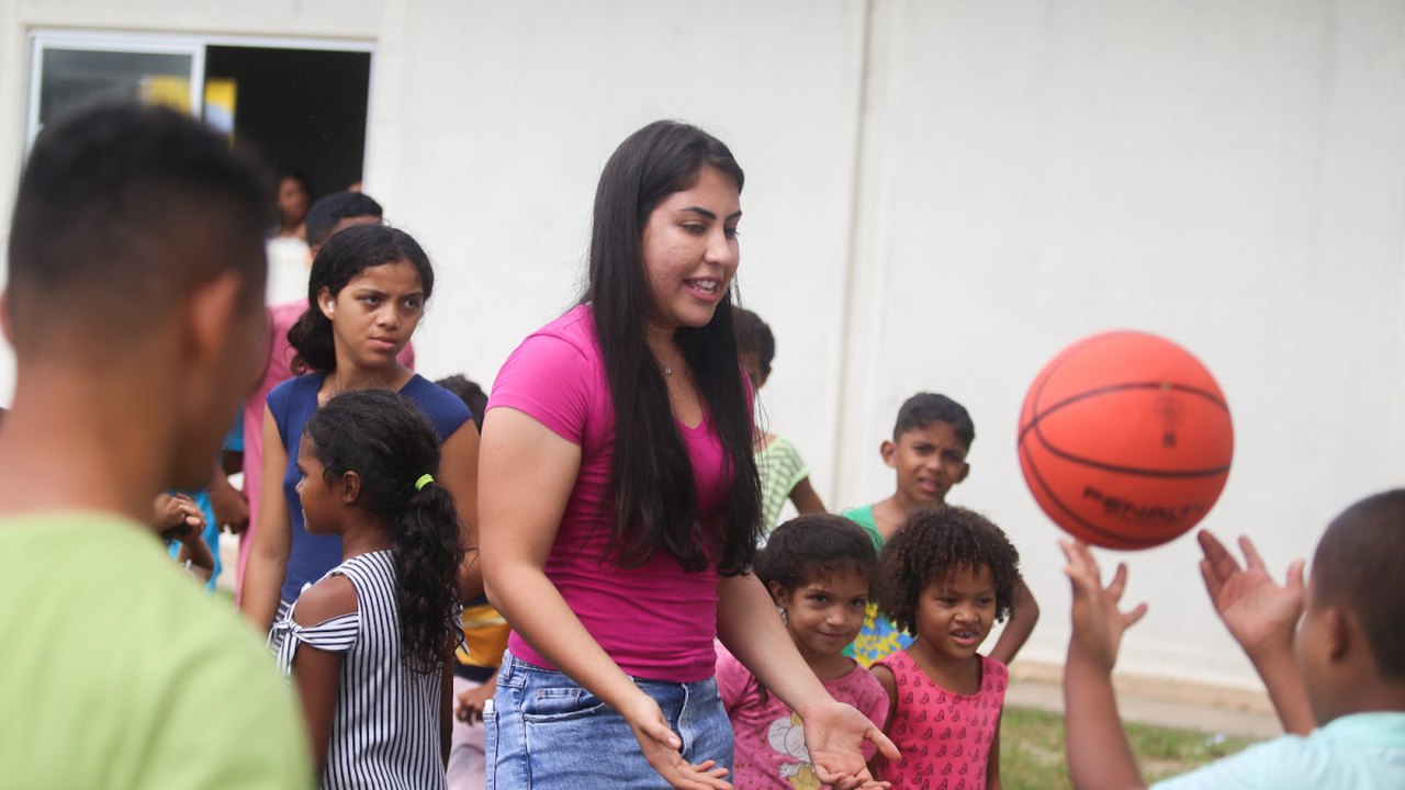 Gabi Gonçalves visita famílias atingidas pelas chuvas em Rio Largo