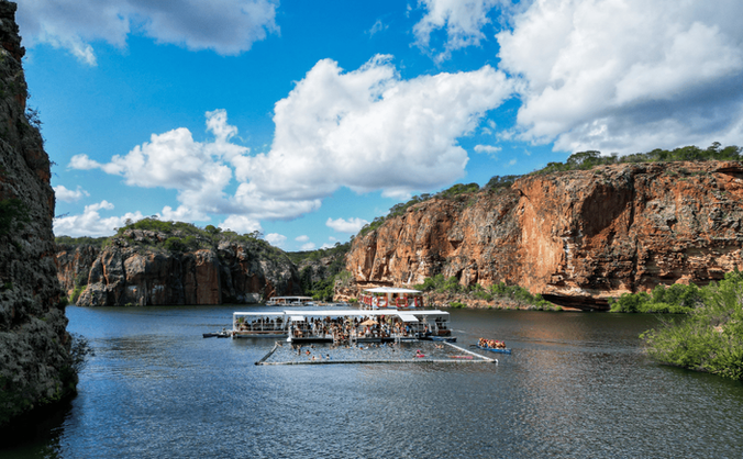 Localizada no interior do estado, a cidade de Piranhas surpreende com passeios pelos cânions do rio São Francisco, arquitetura colonial e culinária ribeirinha