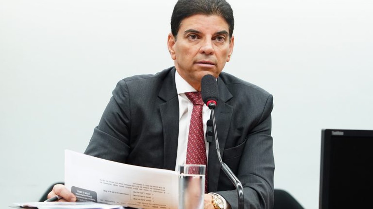 Relator apresenta novo regime fiscal com medidas para controlar gastos do governo