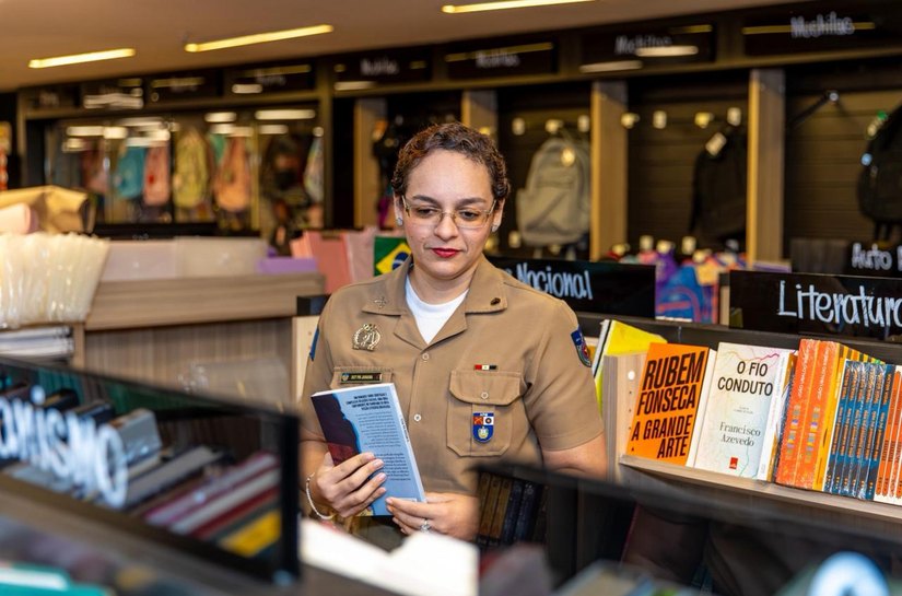 Militar alagoana usa o amor pelos livros para construir uma rede de incentivo à leitura