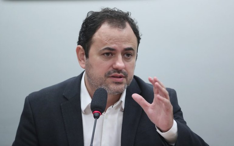 Glauber Braga suspende greve de fome após acordo com presidente da Câmara