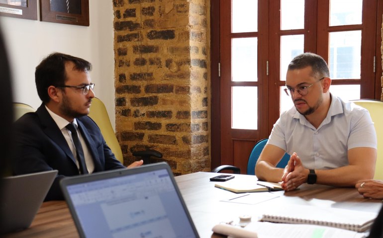 Casal e Águas do Sertão fazem apresentação do Sistema Coletivo da Bacia Leiteira a defensor público