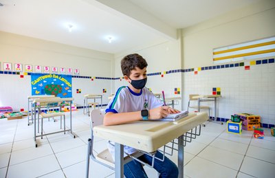 Educação com arapiraquinhas e Centros de Apoio recuperados, e milhares de alunos em sala de aula