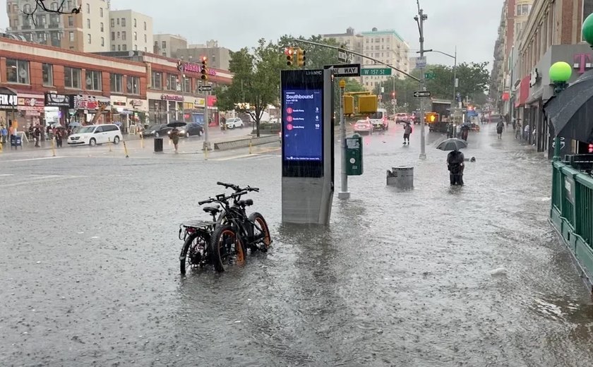 Chuva intensa inunda ruas de Nova York e deixa cidade em estado de emergência