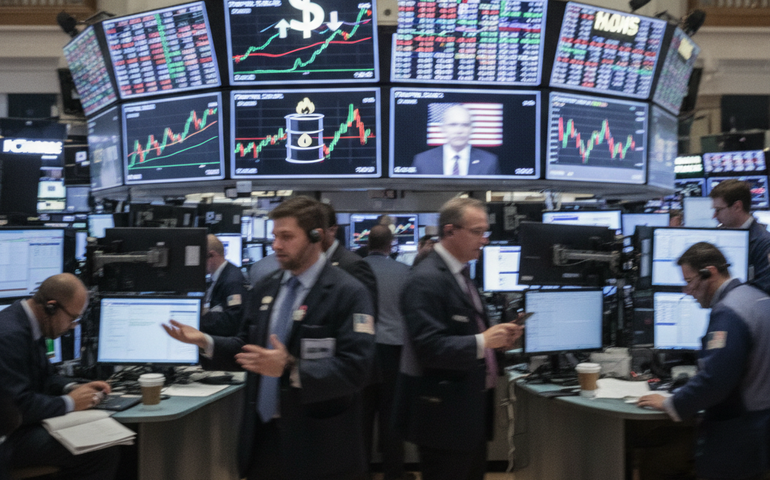 Dólar fecha estável após oscilar com pressão externa e alta do petróleo