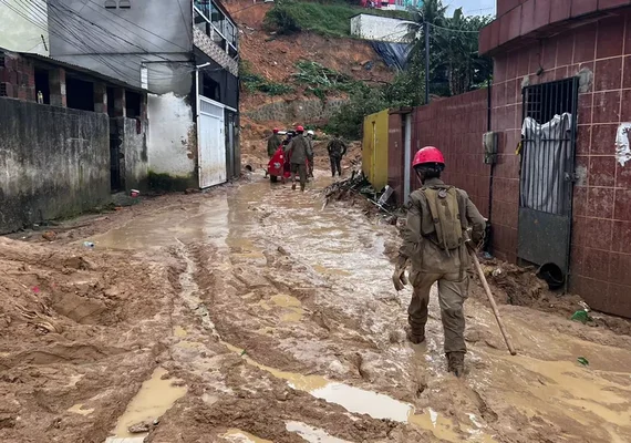 Mesmo com chuvas, bombeiros retomam busca por desaparecidos em PE