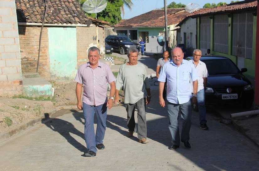 Pilar: Carlos Alberto Canuto visita obras de calçamento no Alto Padre Cícero