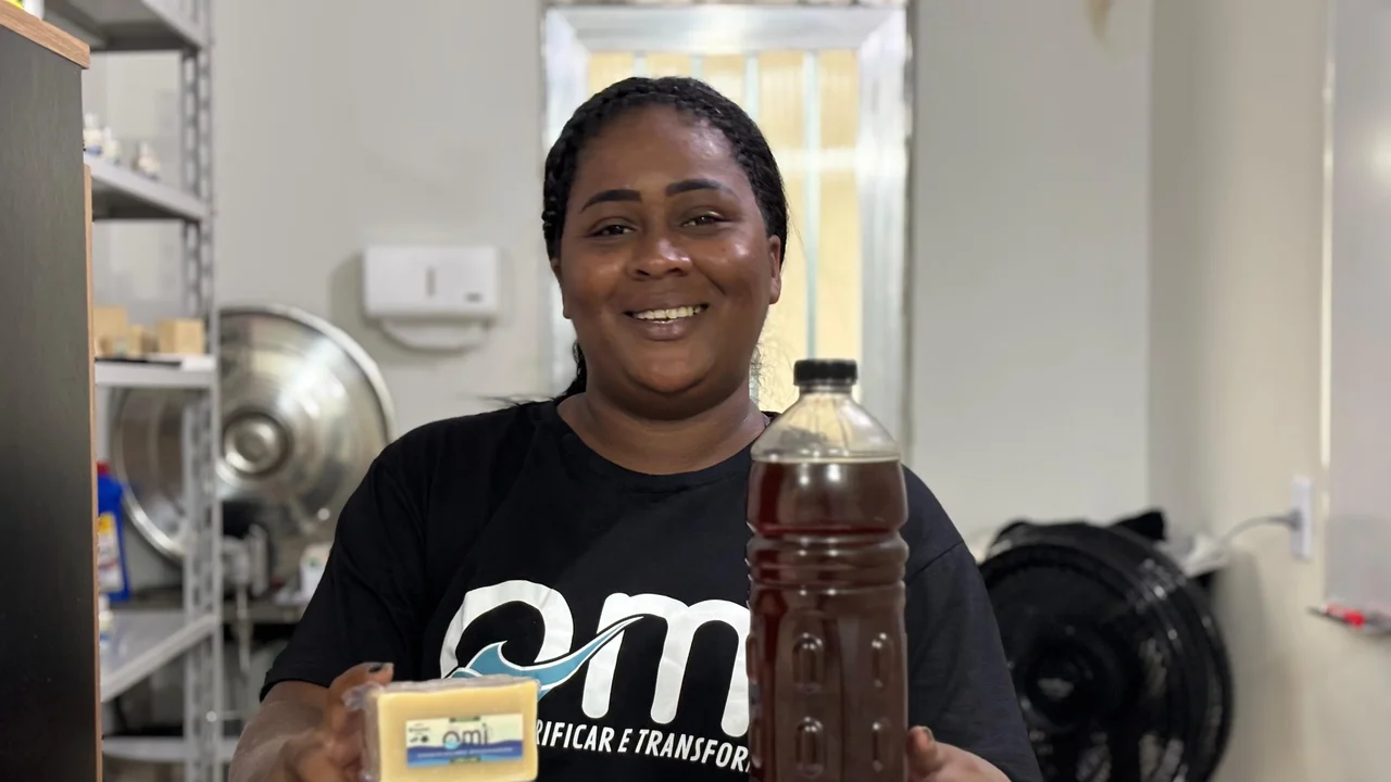Mães da Mangueira transformam óleo usado em renda, cuidado e exemplo para os filhos